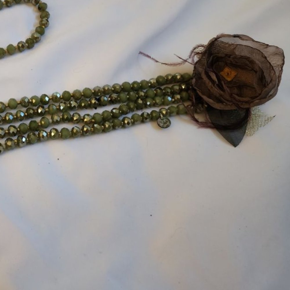 MOON C PARIS BEADED NECKLACE WITH FLOWER ADORNMENT